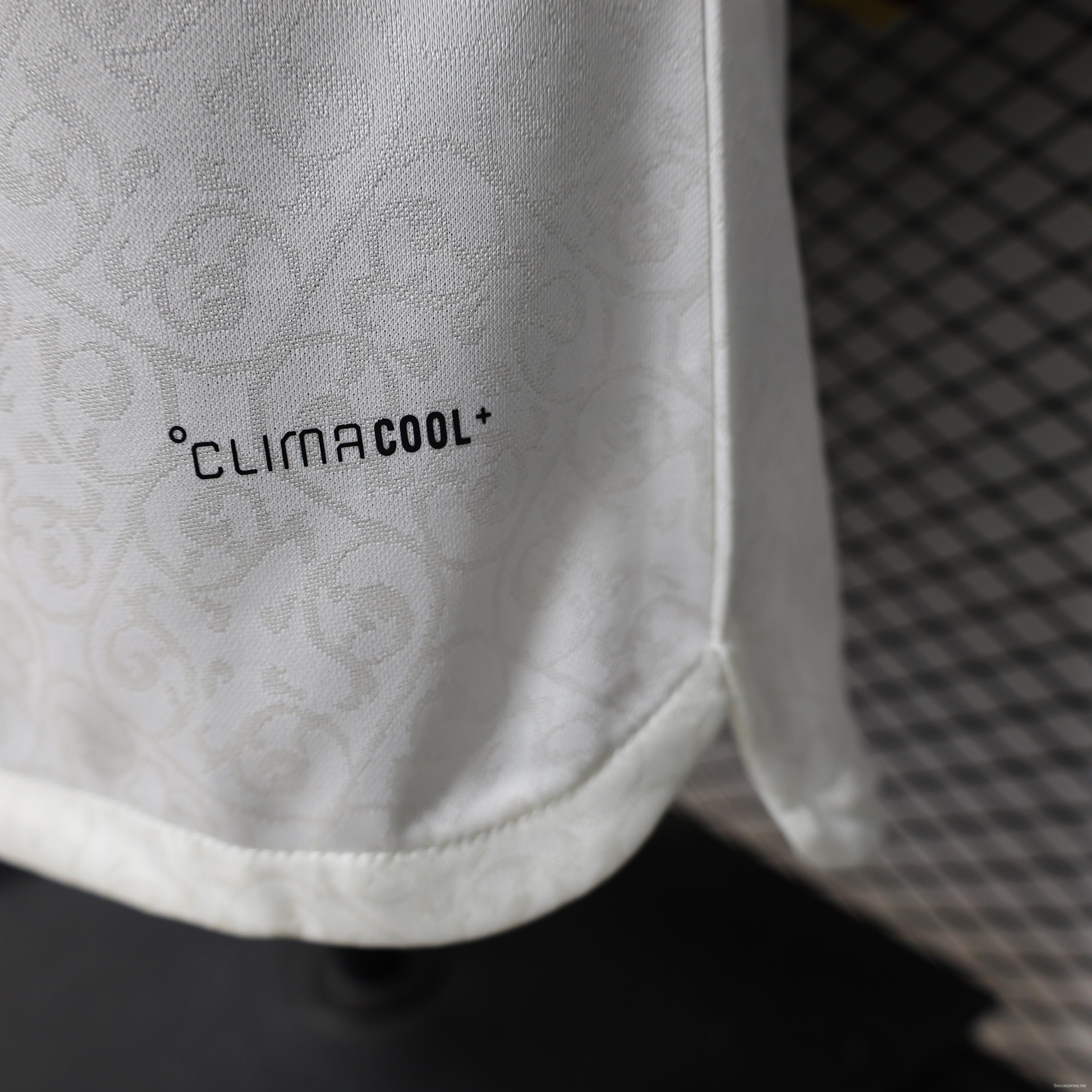 قميص اللاعب ذو الأكمام الطويلة باللون الأبيض لمباريات إسبانيا خارج أرضها للموسم 26/27