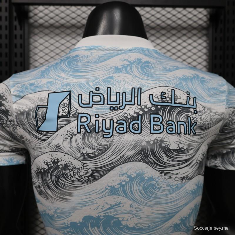 قميص الهلال لكرة القدم، إصدار اللاعبين 26/27، أبيض وأزرق، بنقشة موجة هوكوساي، إصدار خاص للملابس الخارجية