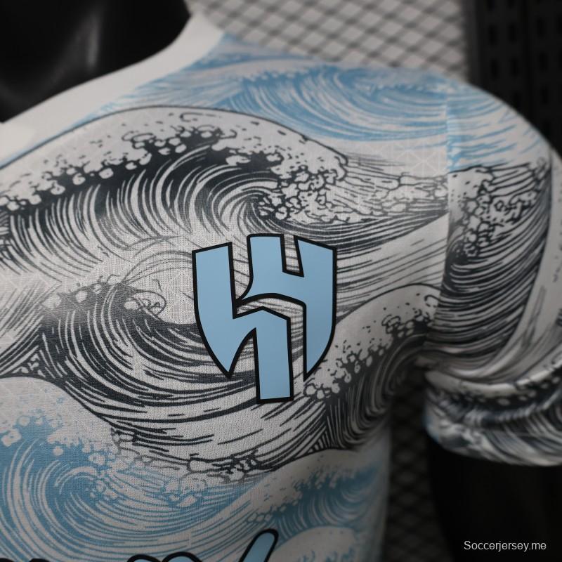 قميص الهلال لكرة القدم، إصدار اللاعبين 26/27، أبيض وأزرق، بنقشة موجة هوكوساي، إصدار خاص للملابس الخارجية