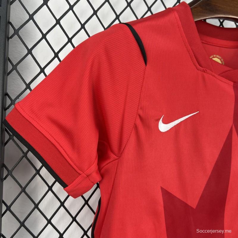 الزي الرسمي لفريق كندا للأطفال في كأس العالم 2026