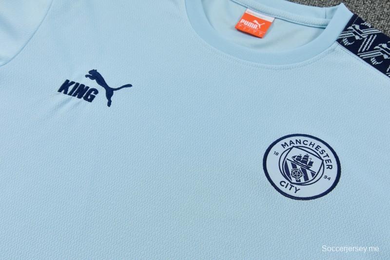 26/27 بدلة رياضية من مانشستر سيتي باللون الأزرق السماوي بأكمام قصيرة + بنطال طويل (بوما كينغ / الزي الرئيسي)