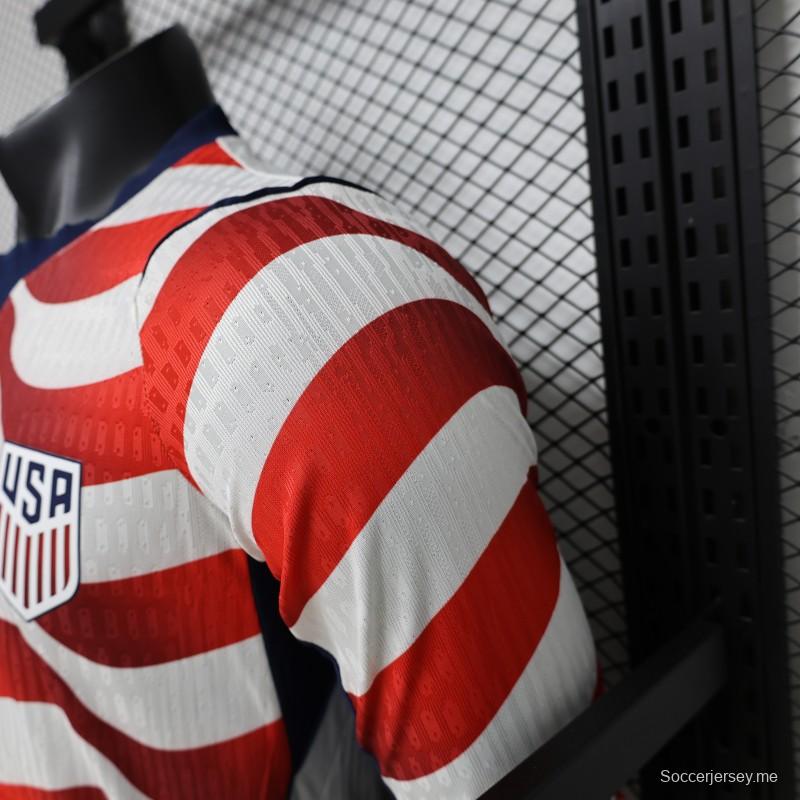 قميص اللاعب رقم 2026 باللونين الأبيض والأحمر مع شريط متموج، قميص المباراة على أرض الفريق بأكمام طويلة