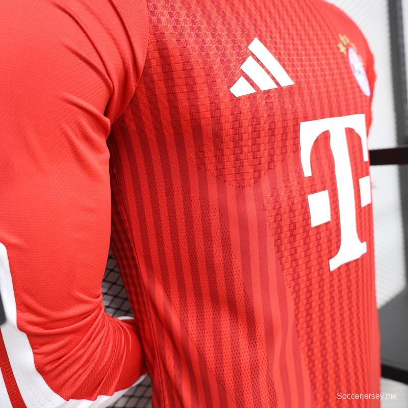 قميص لاعب بنادي بايرن ميونيخ، موسم 2026/2027، باللون الأحمر مع خطوط مائلة باللون الأحمر نفسه، بأكمام طويلة