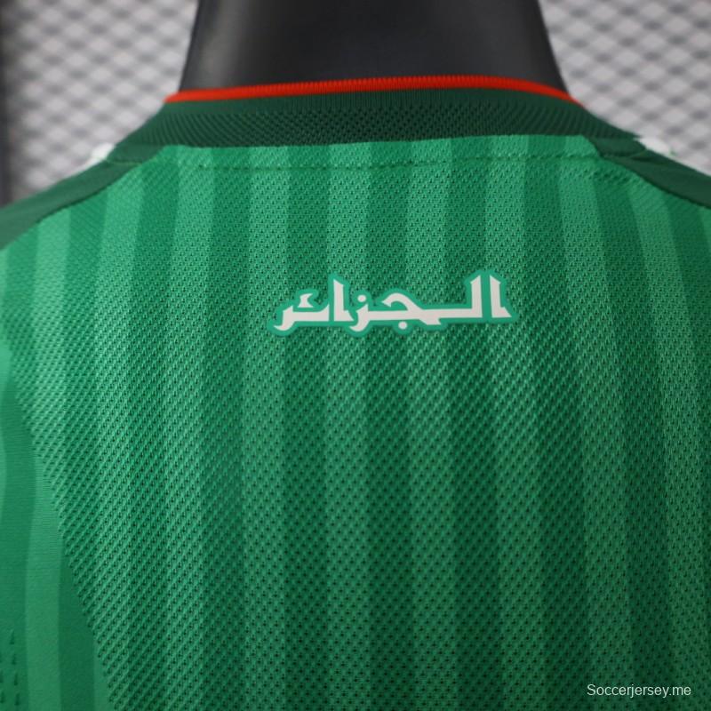 قميص اللاعب الإصدار 26/27  الجزائر الأخضر المخطط بياقة على شكل V، الإصدار الخاص