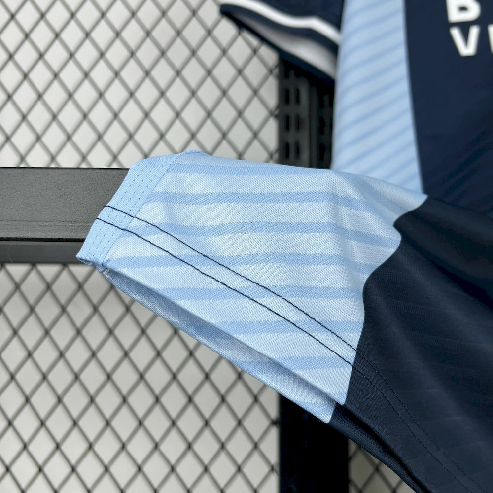 2025/25/26 قميص نادي قرطبة لكرة القدم خارج ملعبه