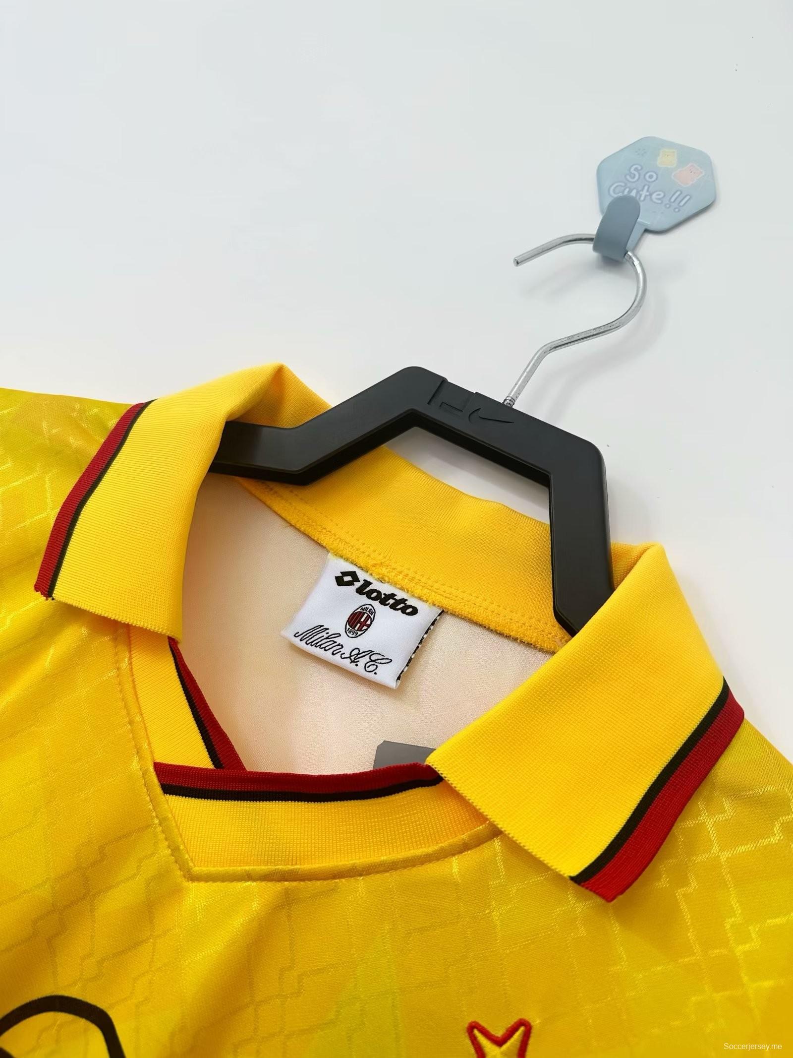 القميص الأصفر الثالث لميلان 95/96 ريترو 95/96 ميلان أصفر قديم
