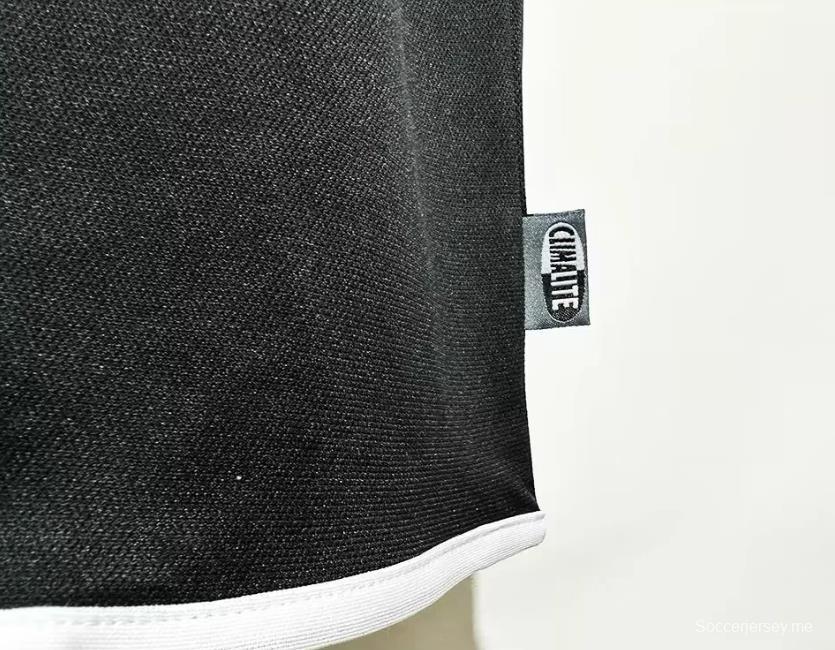 قميص نيوكاسل يونايتد الرجعية 00/01 خارج ملعب نيوكاسل يونايتد
