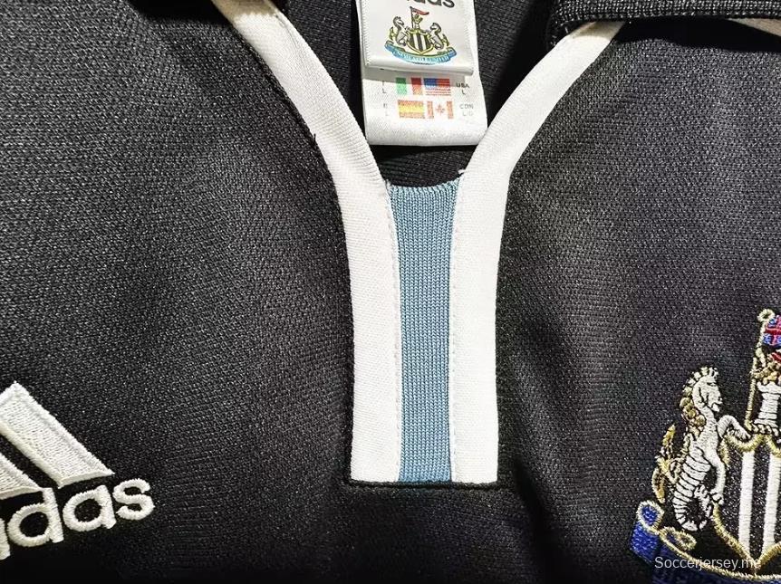 قميص نيوكاسل يونايتد الرجعية 00/01 خارج ملعب نيوكاسل يونايتد
