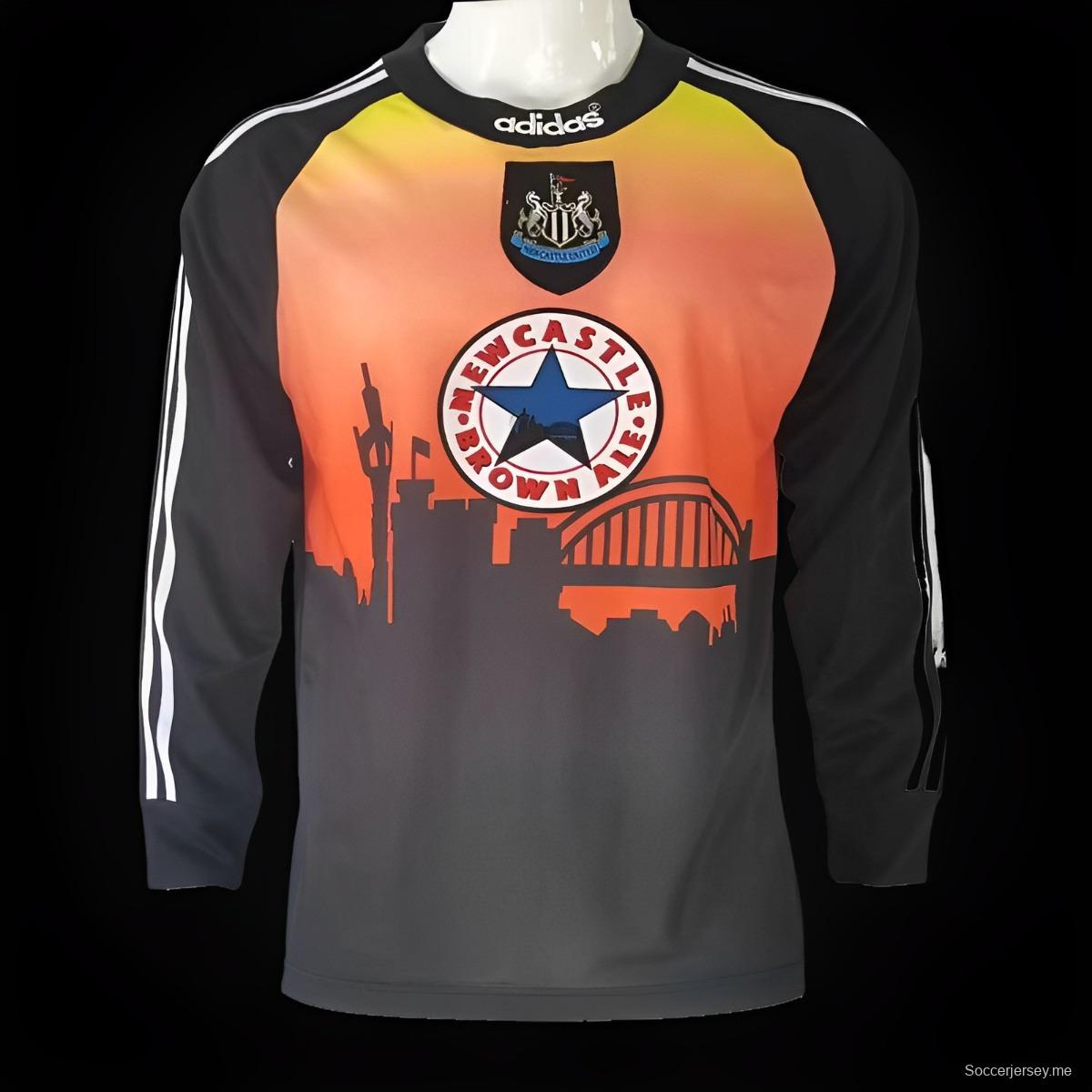 قميص ريترو 96/97 حارس مرمى نيوكاسل يونايتد بأكمام طويلة أسود
