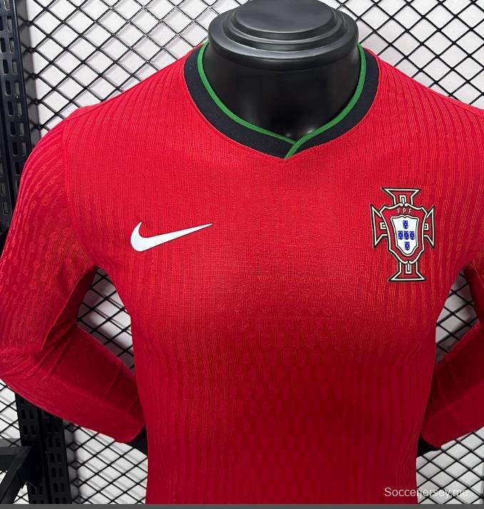 نسخة اللاعب 2024 قميص بأكمام طويلة الأكمام للبرتغال على أرضه
