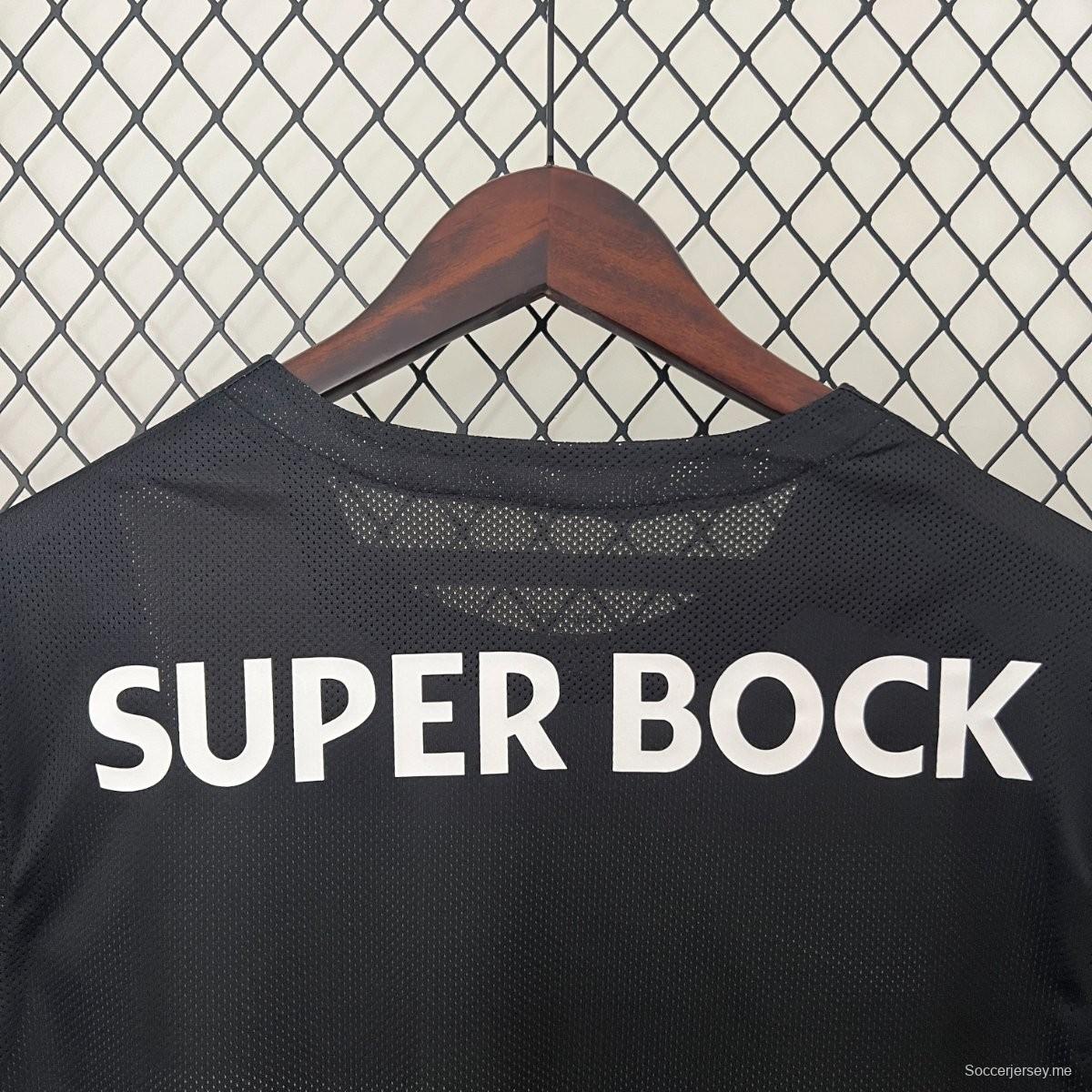 24/25 قميص فريق سبورتينج لشبونة على أرضه
