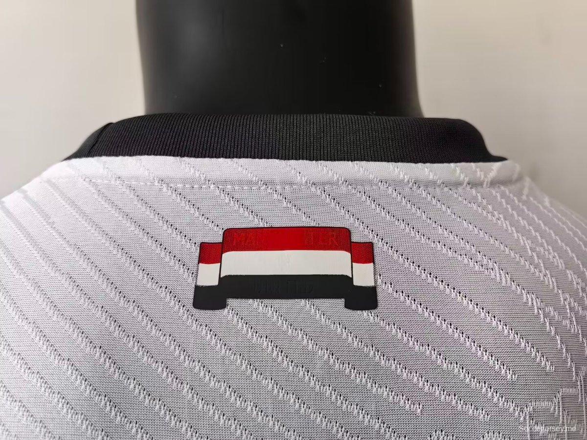 إصدار اللاعب 24/25 القميص الأبيض الثالث لمانشستر يونايتد 24/25
