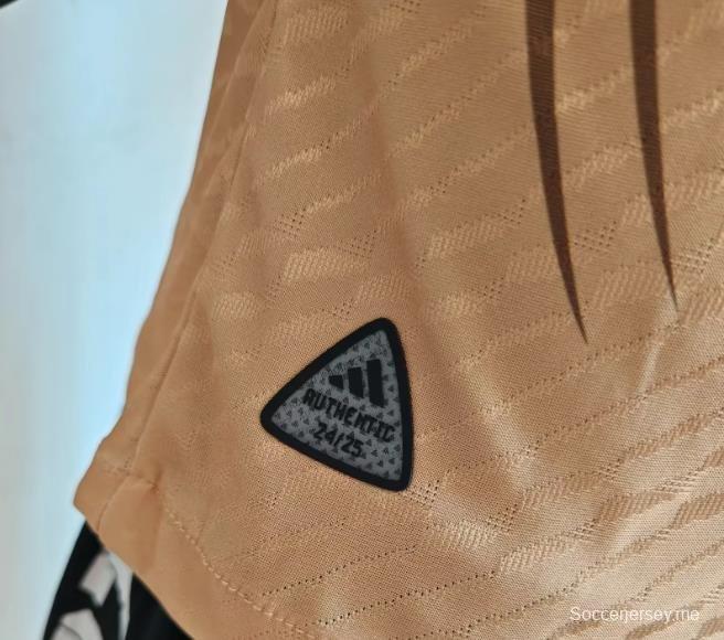 نسخة اللاعب 24/25 قميص ريال مدريد الذهبي الخاص 24/25