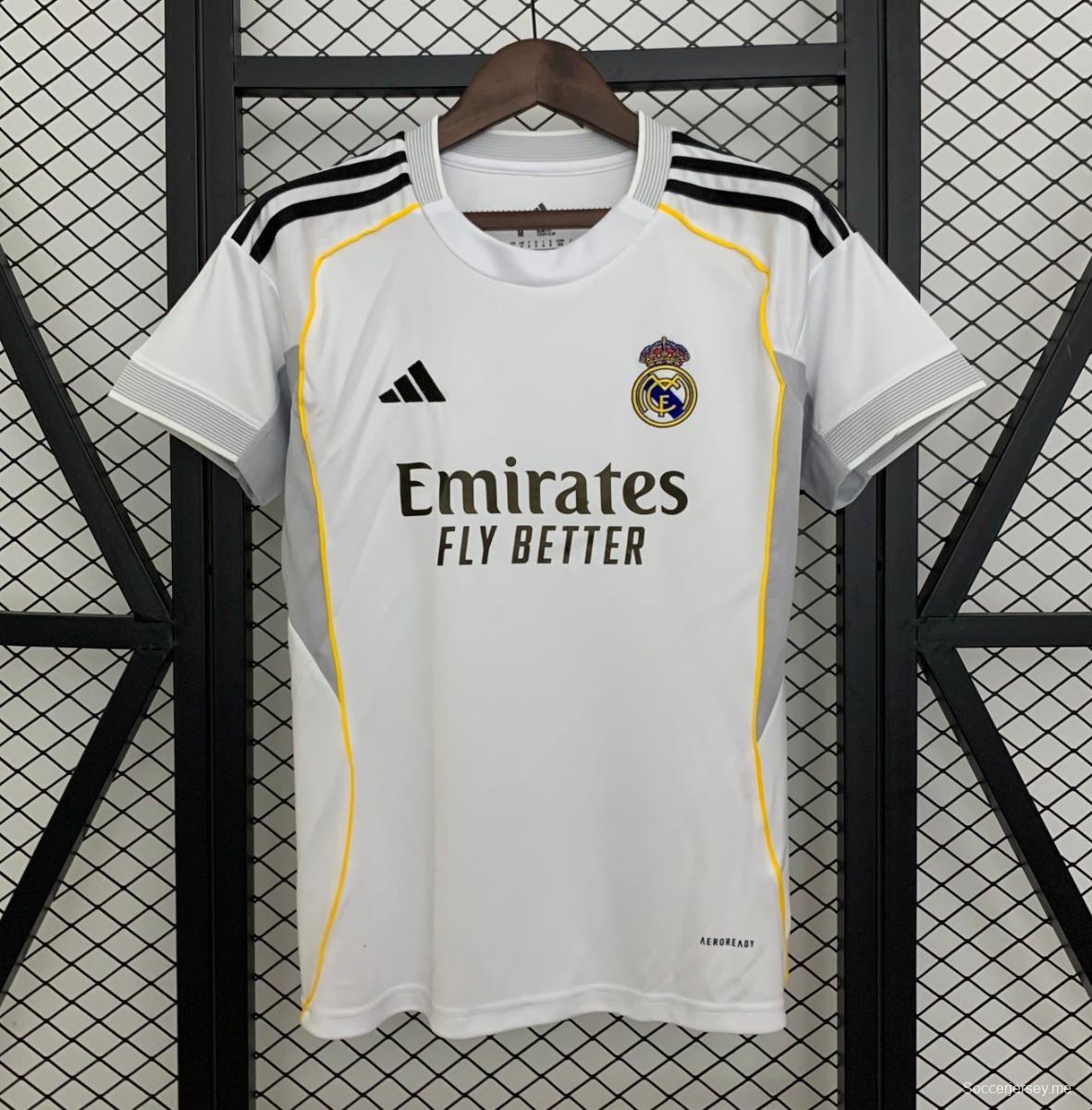 25/26 قميص ريال مدريد للسيدات على أرضه
