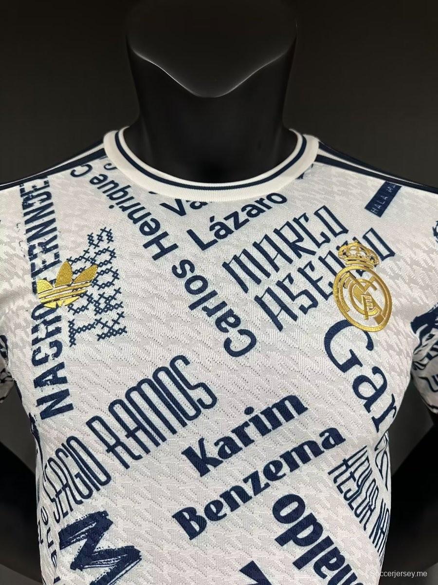 إصدار اللاعب 25/26 قميص ريال مدريد أبيض بنقشة أسماء اللاعبين الأسطوريين