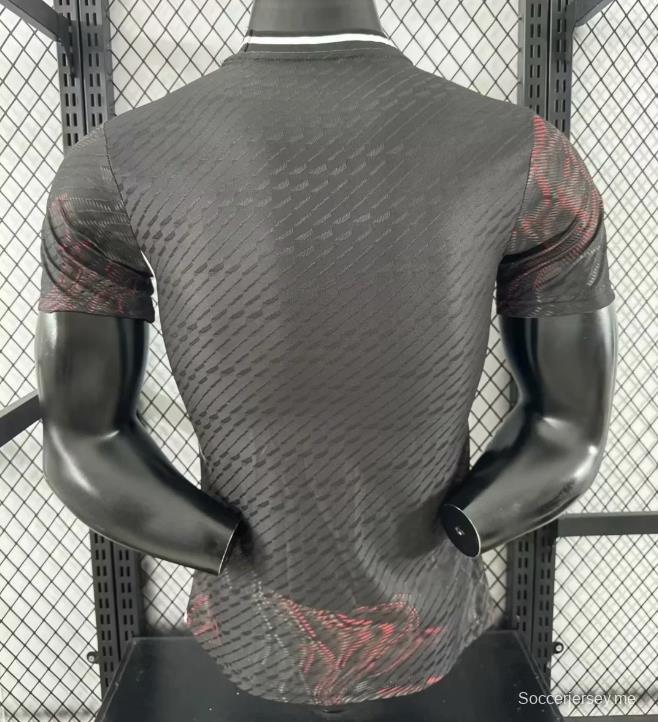 إصدار اللاعبين 25/26 قميص مانشستر يونايتد أسود بنقشة حمراء اللون أسود بنقشة حمراء