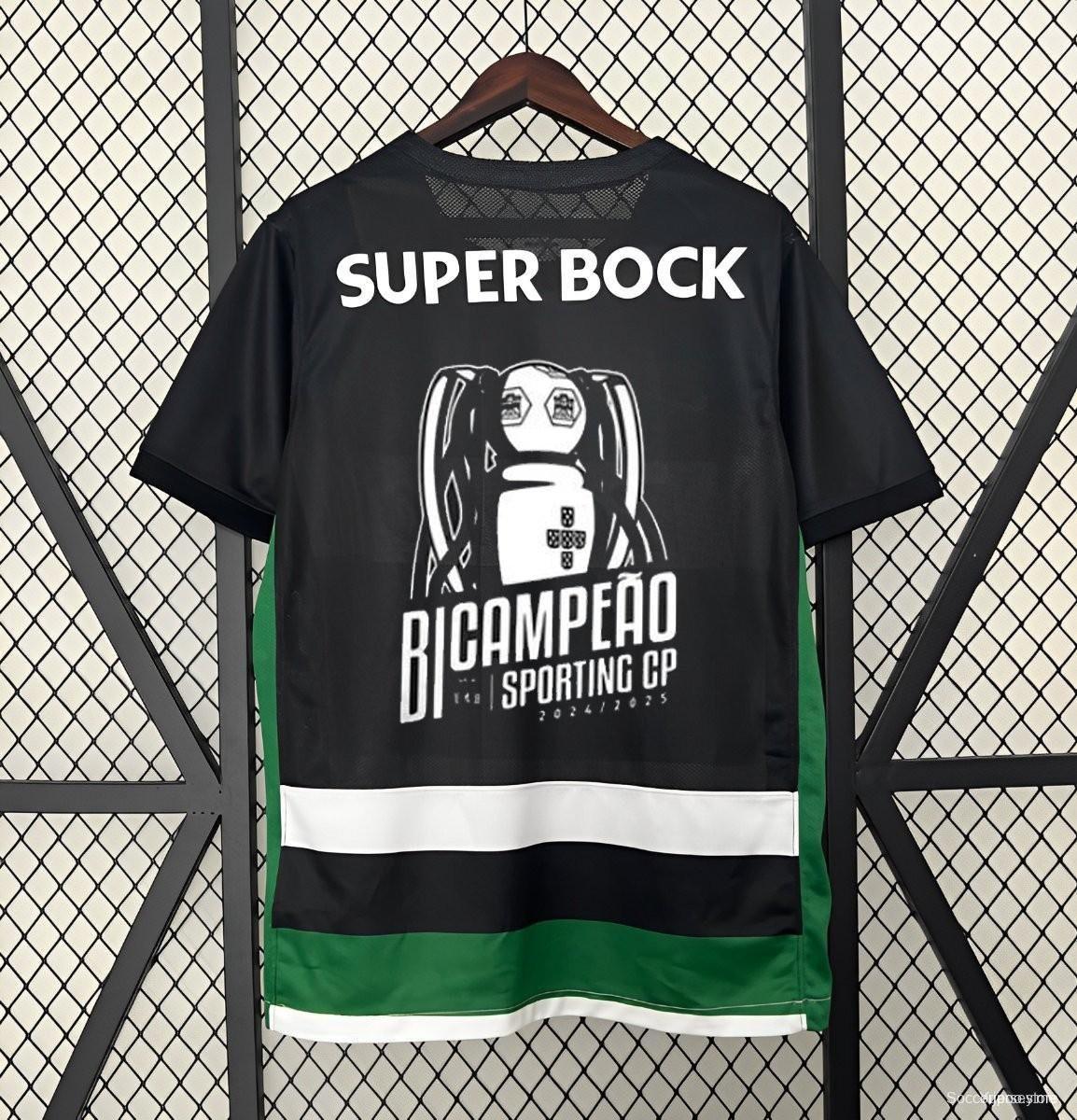 24/25 قميص سبورتينج لشبونة خارج الديار مطبوع عليه شعار البطل