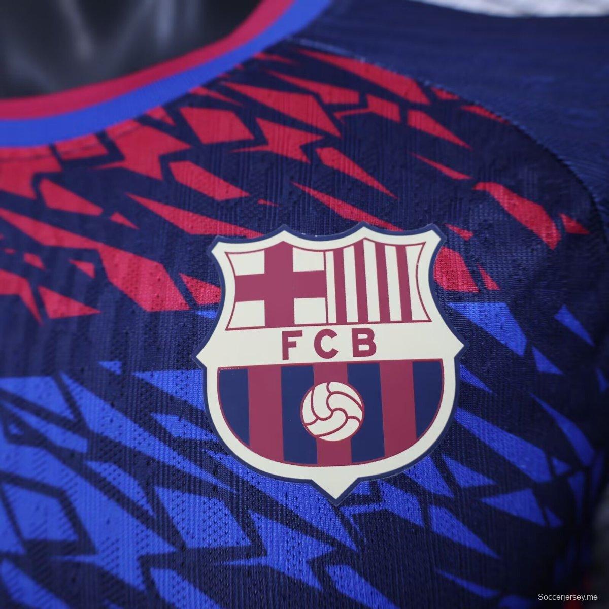 إصدار اللاعب 25/26 قميص نادي برشلونة باللون الأزرق الداكن مع نقشة تجريدية باللونين الأحمر والأزرق