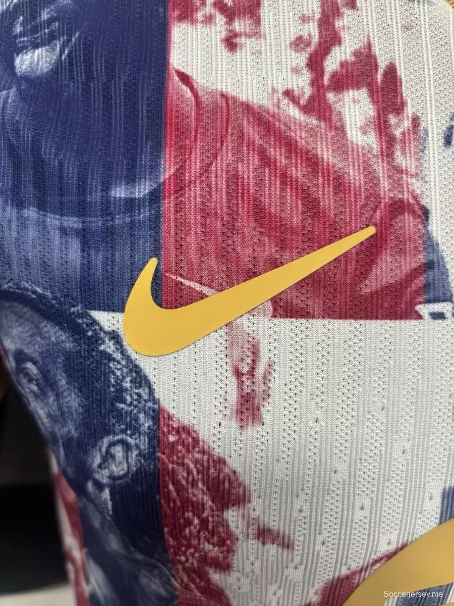 قميص اللاعبين نسخة 25/26 برشلونة أبيض مع طبعة تجريدية بفرشاة بلوغرانا وحواف ذهبية