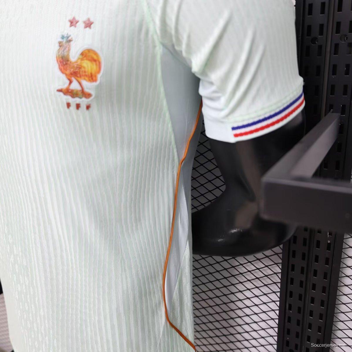 قميص المنتخب الفرنسي خارج أرضه في كأس العالم 2026، نسخة اللاعبين
