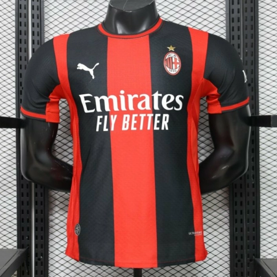 قميص اللاعب الرئيسي لميلان (AC Milan) للموسم 2026/2027 باللونين الأحمر والأسود مع خطوط عمودية