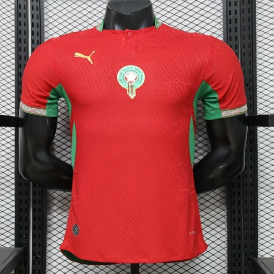 قميص الفريق الأول للمغرب باللونين الأحمر والأخضر، موسم 2026/2027