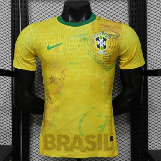قميص اللاعب الإصدار 2026 باللون الأصفر البرازيلي مع لمسات خضراء، إصدار خاص للمباريات على أرض الفريق