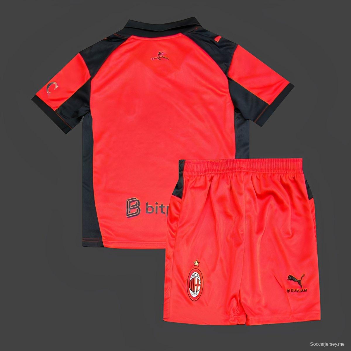 قميص "فورث" أحمر طويل الأكمام من إصدار محدود لفريق ميلان للأطفال (مقاس 25/26) بالتعاون مع Slam Jam