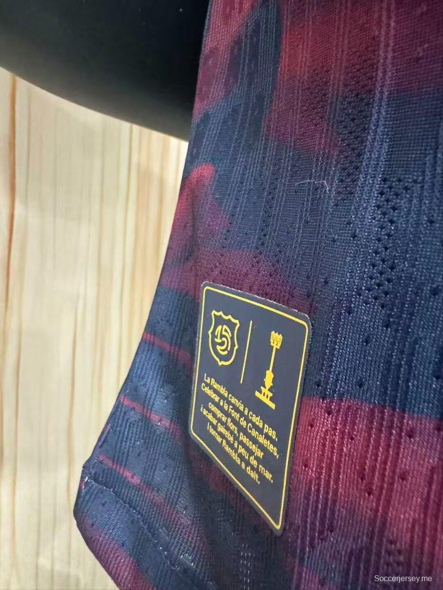قميص لاعب برشلونة الخاص بالموسم 26/27، تصميم تجريدي باللونين الأحمر والأزرق، مع كتابة "Barça"
