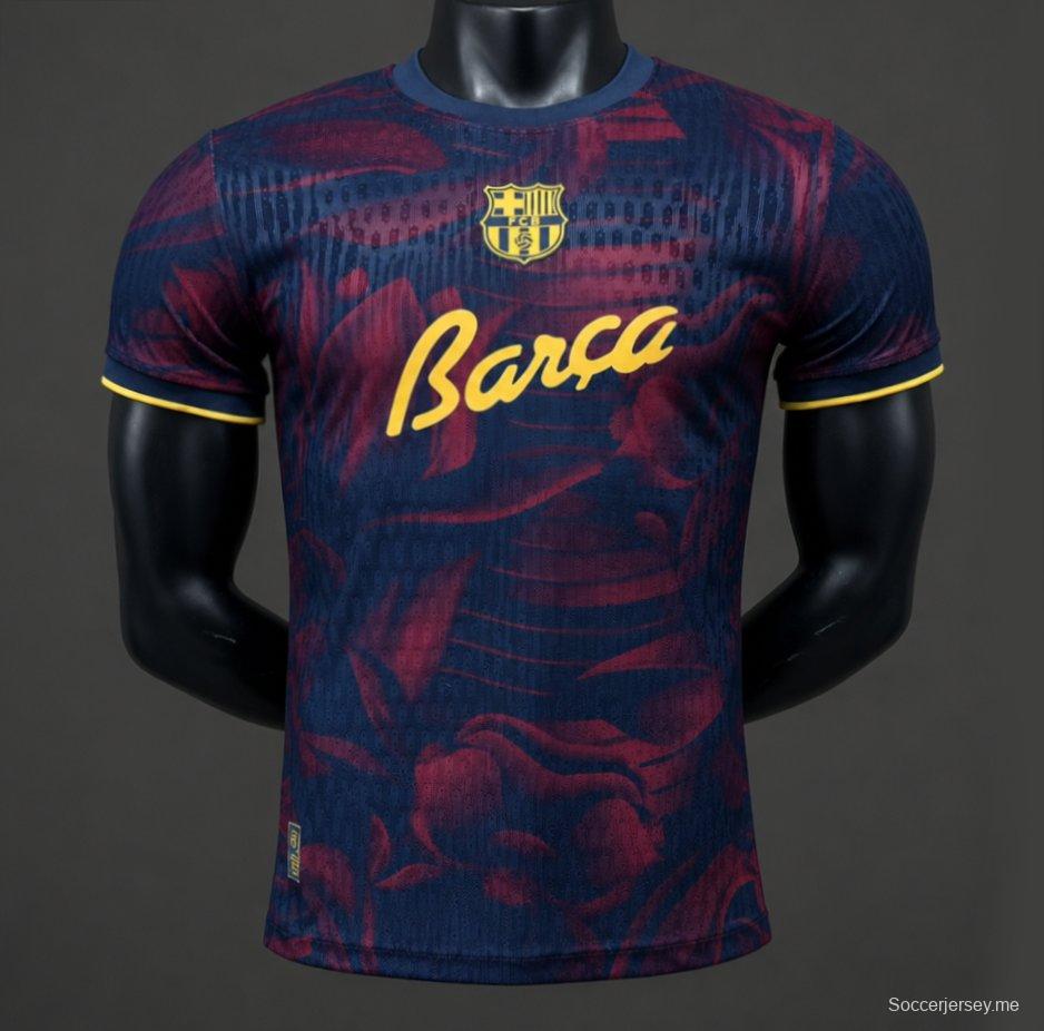 قميص لاعب برشلونة الخاص بالموسم 26/27، تصميم تجريدي باللونين الأحمر والأزرق، مع كتابة "Barça"